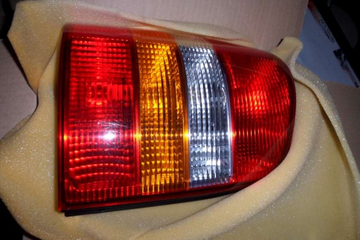Achterlicht rechts met wit pinklicht voor modellen met grote achterklep T5 03-05