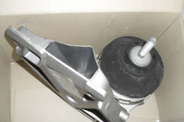Motorsteun met rubber links Audi 100 91-93, Audi A6 95-97 2.6/2.8