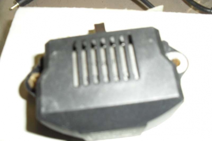 Regulator voor alternator Passat/Santana 82-91, Audi 80/90 82-94, Scirocco/Corrado 82-92, Golf 82-92, Golf Cabrio 82-93, Audi Coupe 82-94, Polo/Derby 82-94, Jetta 84-92, Caddy 83-92, T4 91-96, Seat Toledo 92-96