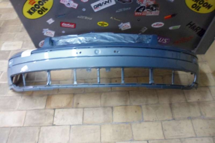 Voorbumper passat 98-01, in lichtgrijs blauwe kleur gespoten (kras in lak)